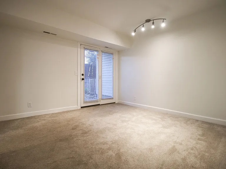 1225 S Lawton Ave — Photo 15
