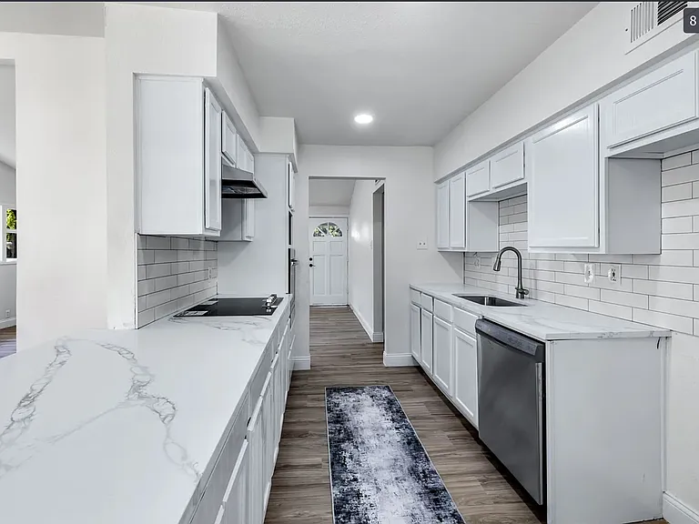 912 Warfield Way — Photo 3