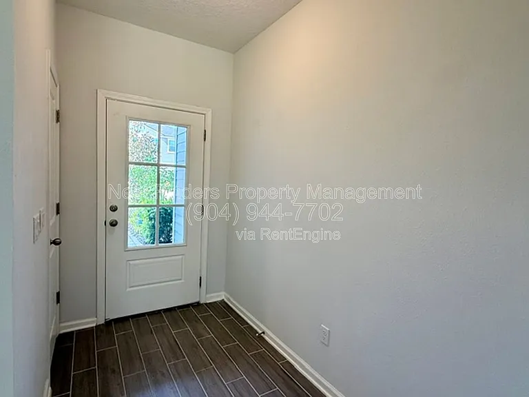 215 Pine Bluff Dr — Photo 2