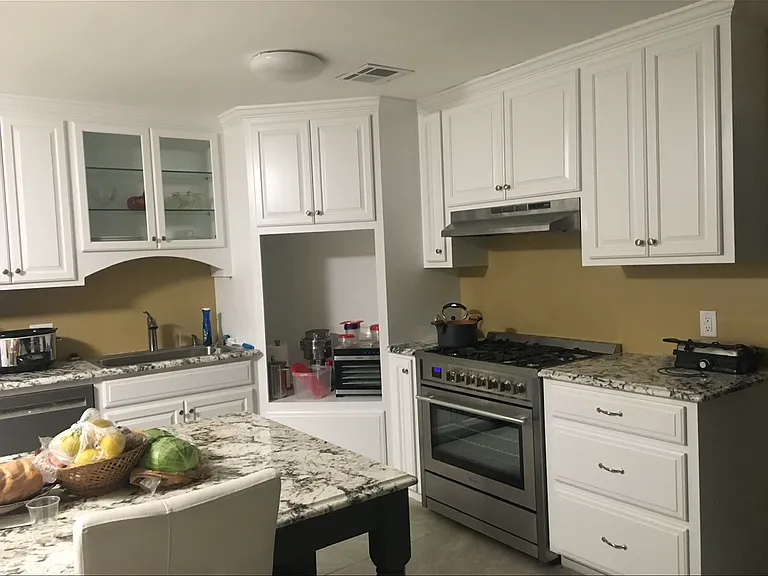 1810 Lexington St — Photo 2