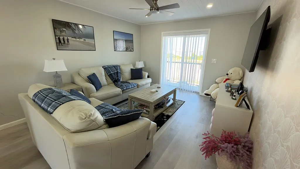 2 bed, 1.5 bath, 1000 sqft, $2,000 — Photo 1