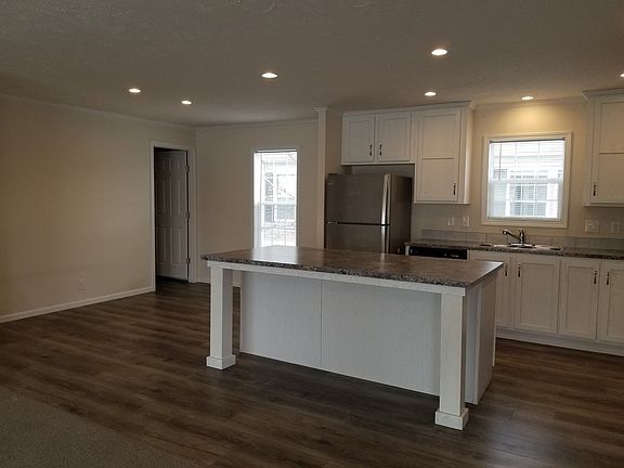 3rd image of 4595 Knollwood Dr #92