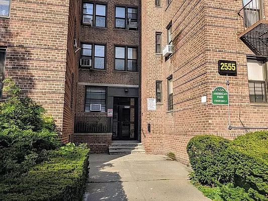 1st image of 2555 Batchelder St APT 2E