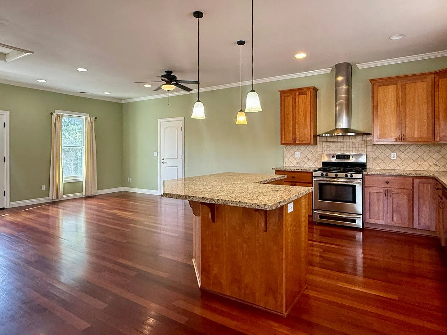 Beautiful Victorian Townhome in Historic 'Old Quad' Area of Santa Clara — Photo 4