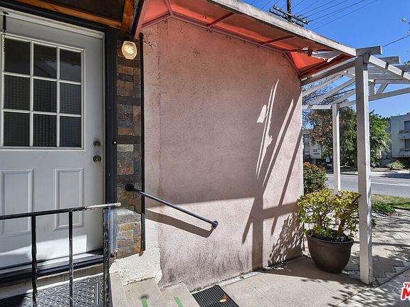 5th image of 13053 Moorpark St