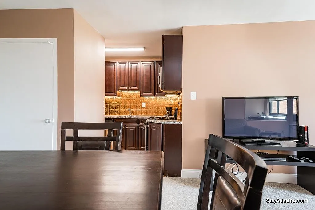 1 bed, 850 sqft, $2,370 — Photo 4
