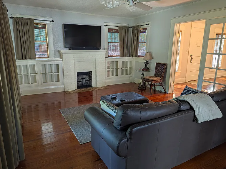 215 W Comanche Ave — Photo 4