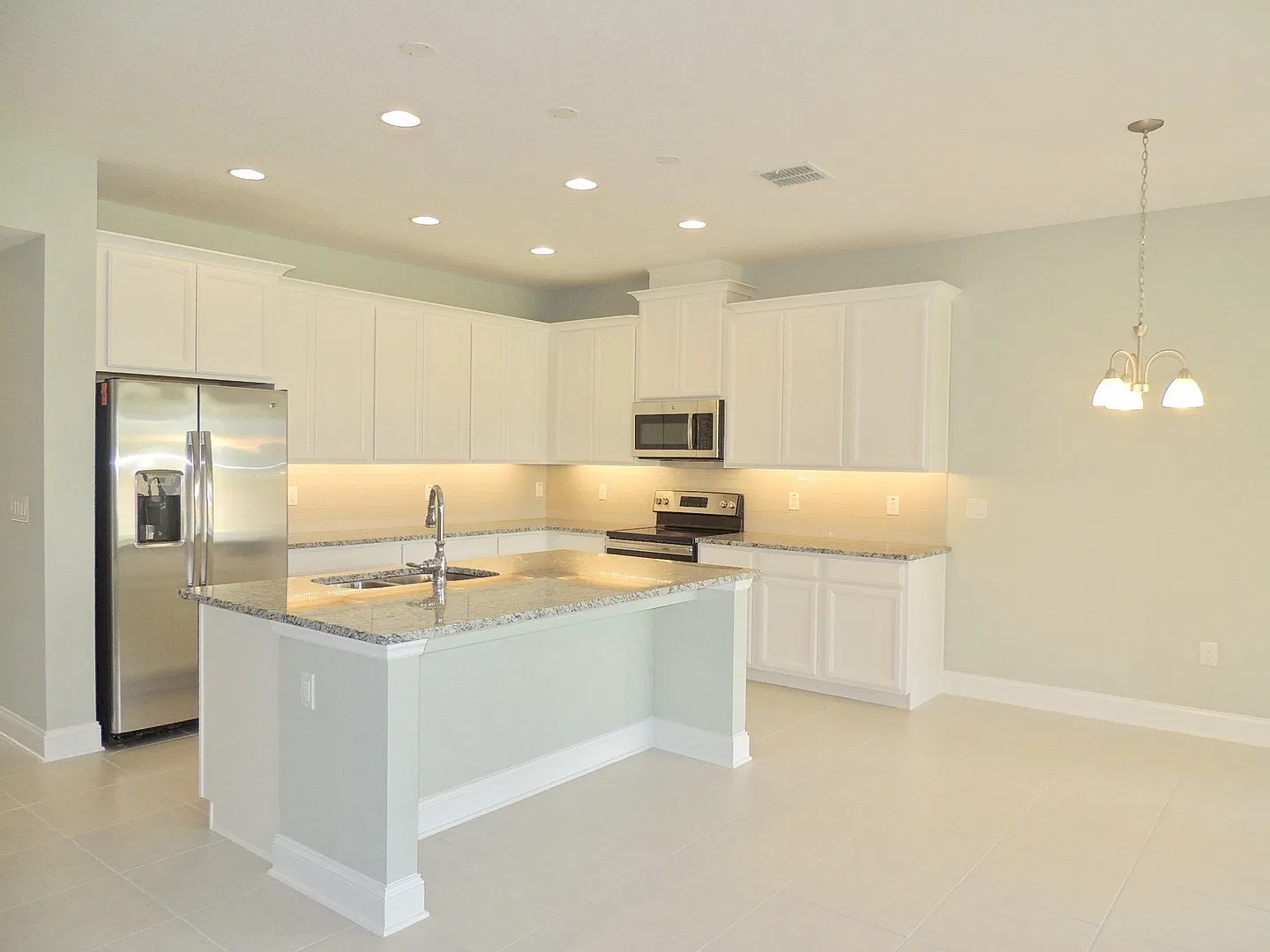 3 bed, 2.0 bath, 1912 sqft, $2,800 — Photo 2