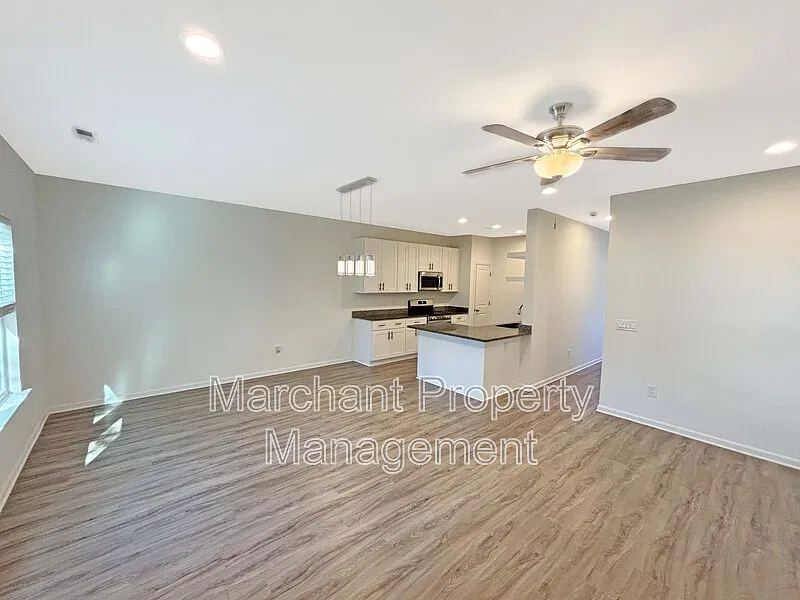 3 bed, 2.5 bath, 1510 sqft, $1,895 — Photo 3