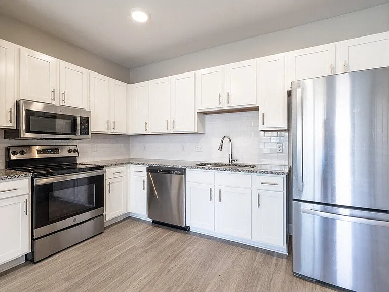360 Hilliard Apartments — Photo 2