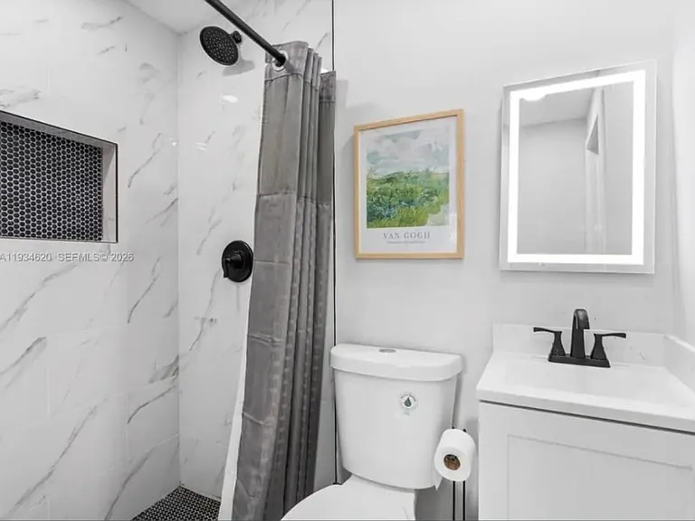 1048 NW 33rd Ave #3 — Photo 3
