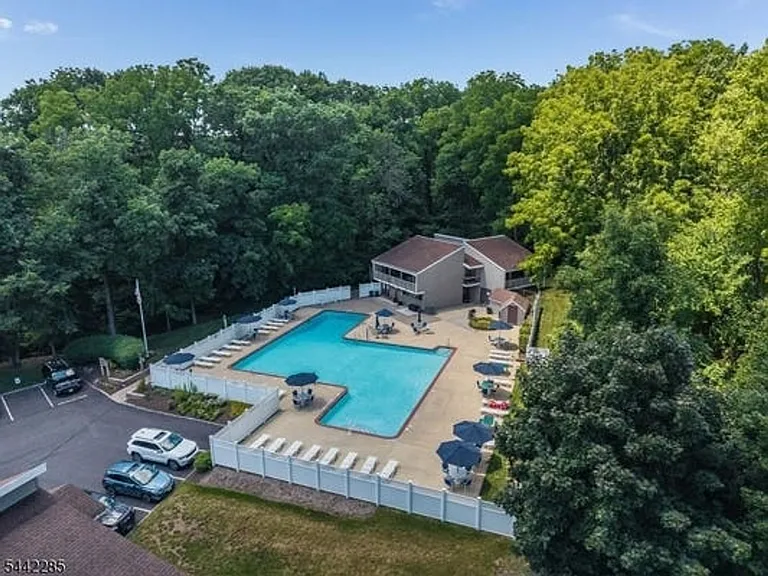 12 Evergreen Dr — Photo 7