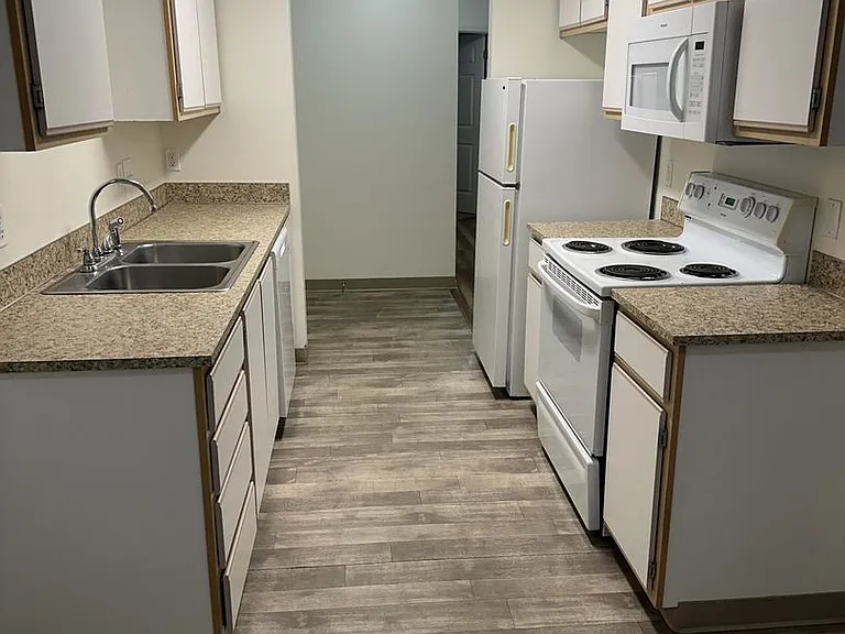 Dearborn Square Apartments — Photo 9