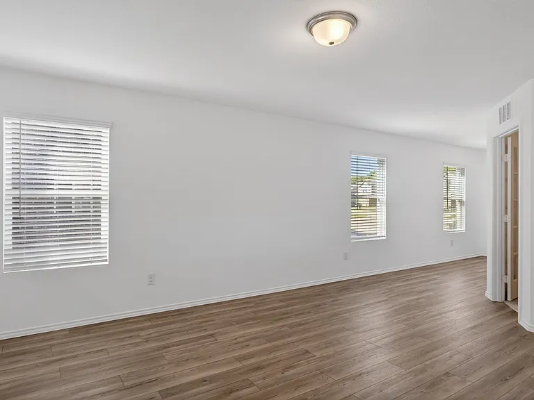 605 Grenada Lake Dr — Photo 4