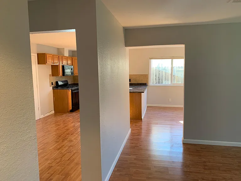 124 Danvers Ct — Photo 9