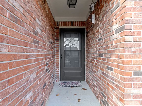 4th image of 9462 Charter Dr