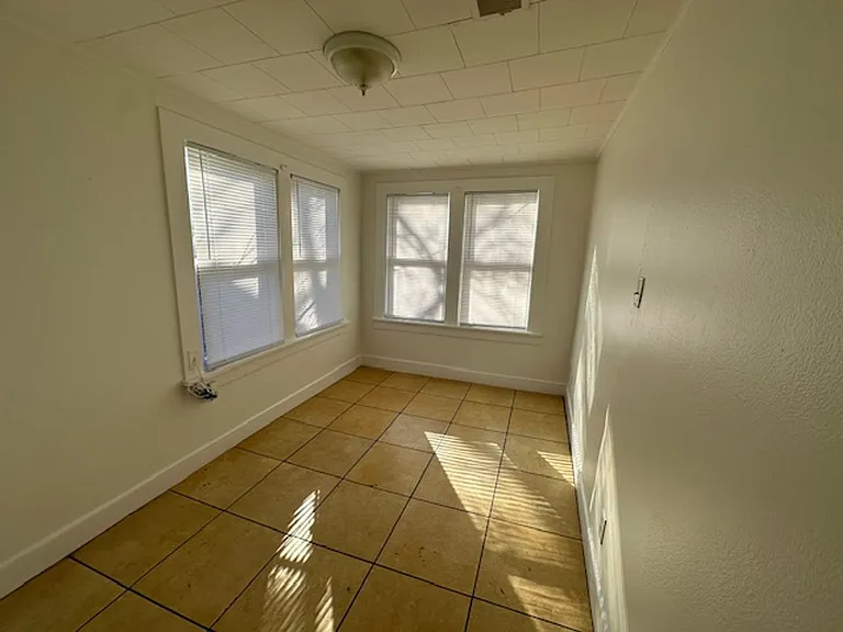 881 Ross Ave — Photo 10