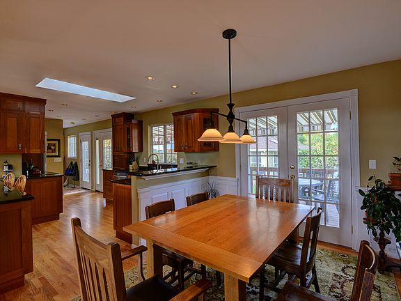 Open kitchen & dining space.