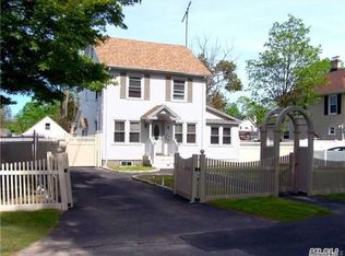 21 Rhodes Ave, Bay Shore, NY 11706