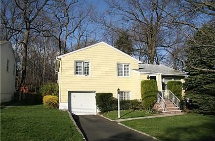 2nd image of 190 Hawthorn Ave