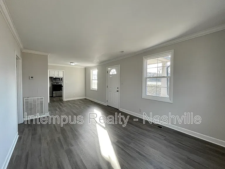 109 W Trinity Ln — Photo 4
