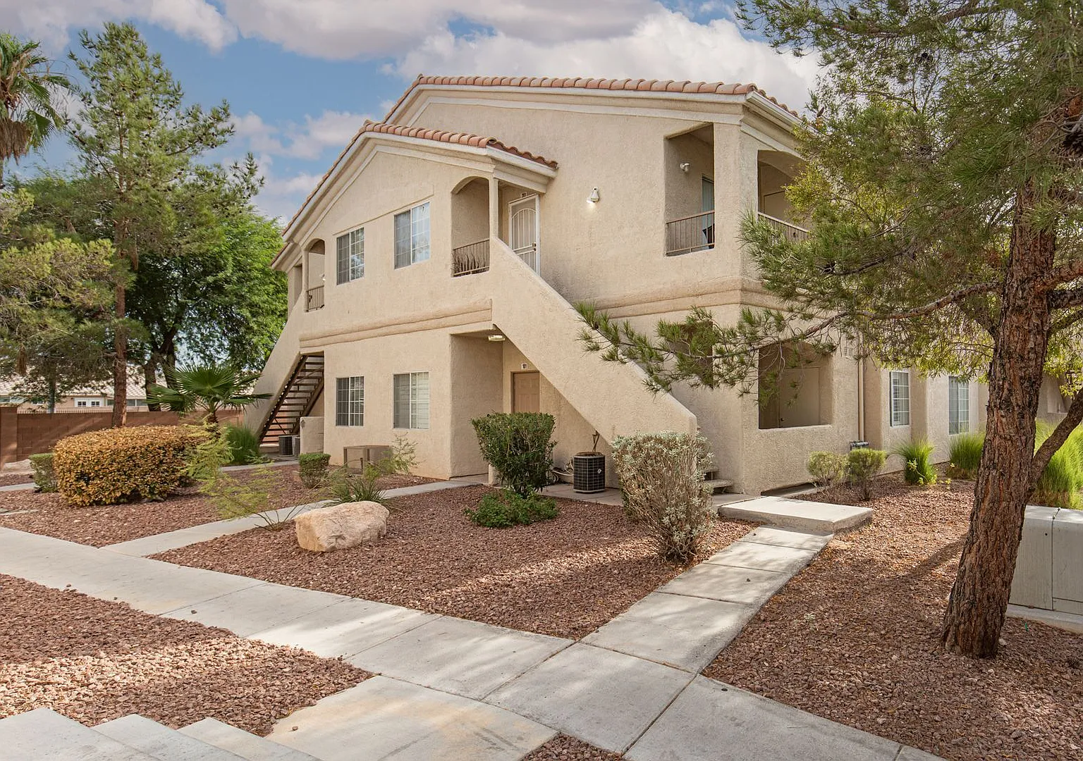 Adorable 1 Bedroom Condo on the First Floor — Photo 4