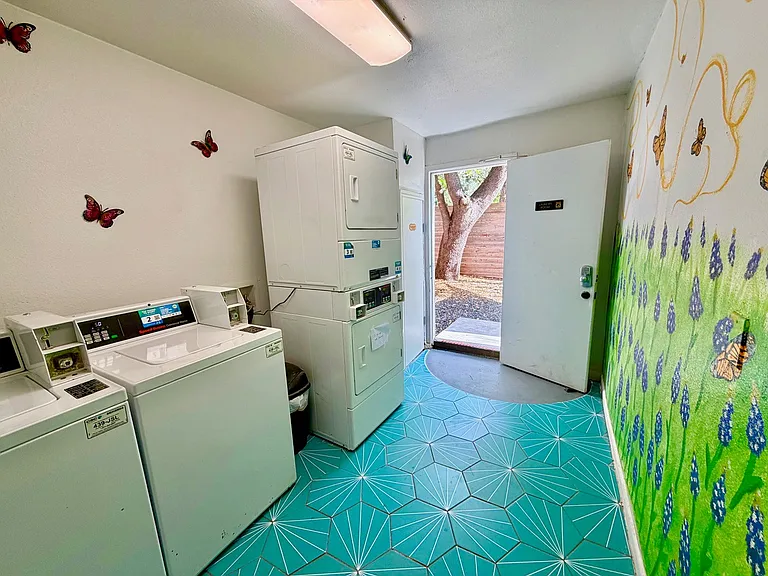 4504 Speedway — Photo 12