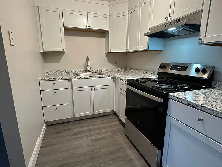 1093 Main St Apartments — Photo 10