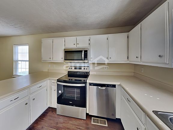 3rd image of 2825 Islington Dr
