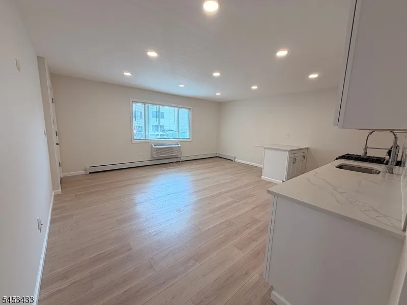 1 bed, 1.0 bath, $1,950 — Photo 4