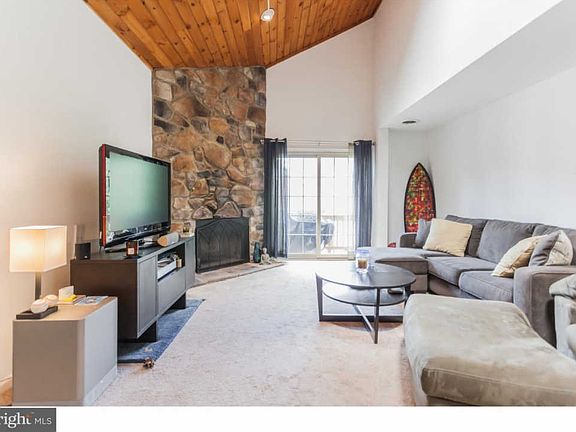 4th image of 428 Brown Briar Cir