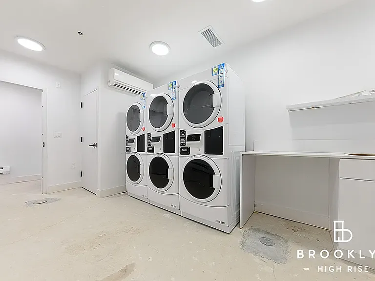 1010 Rogers Ave #5A — Photo 5