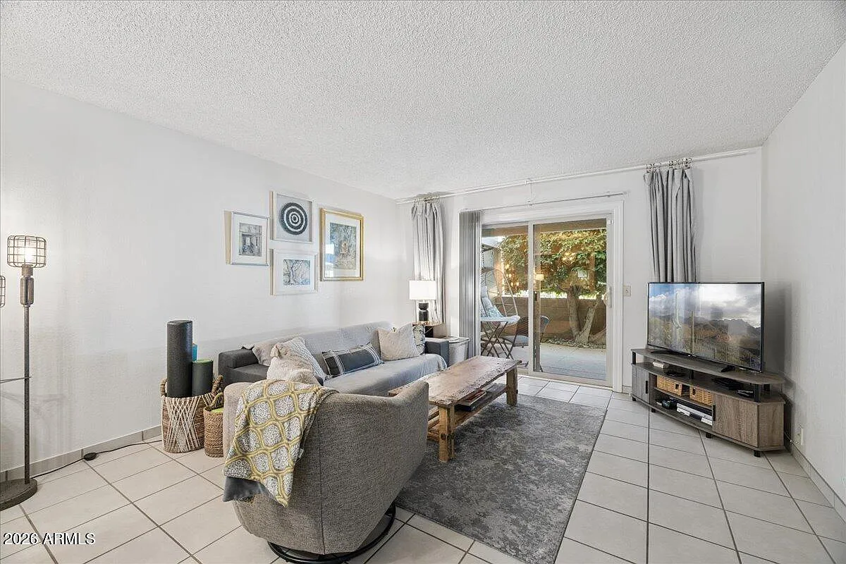 2 bed, 2.0 bath, 942 sqft, $2,100 — Photo 1