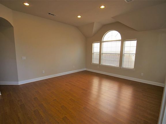 4th image of 3101 Hoffman Dr