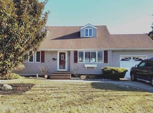 576 S Greene Ave, Lindenhurst, NY 11757