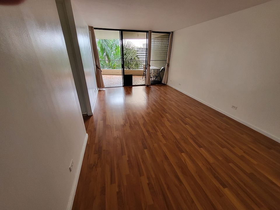 Living/dining room facing lanai