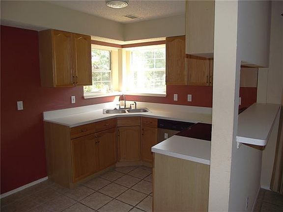 4th image of 413 N Gaston Dr