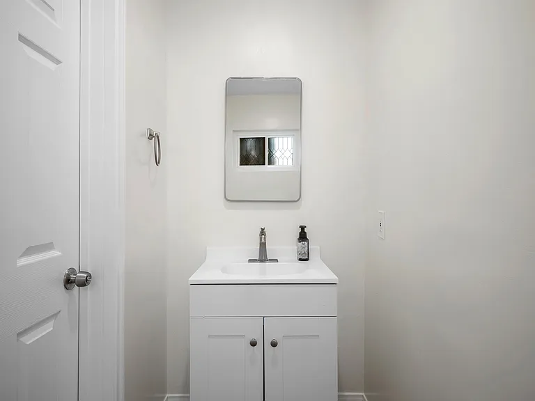 2116 E Chevy Chase Dr #C — Photo 10