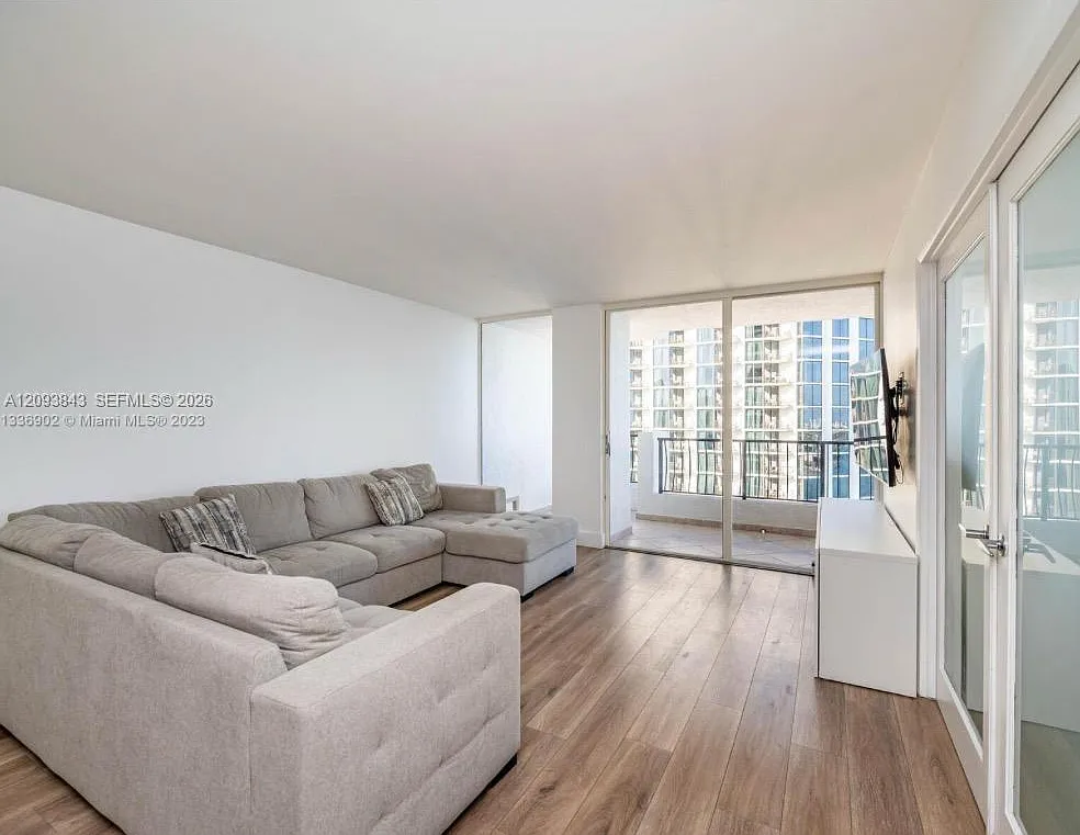 Venetia Condo — Photo 4