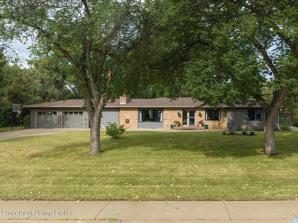1st image of 817 11th Ave W