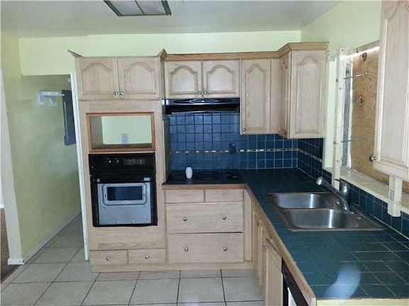 4th image of 940 NW 183rd St