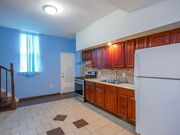 5th image of 2555 S Fairhill St