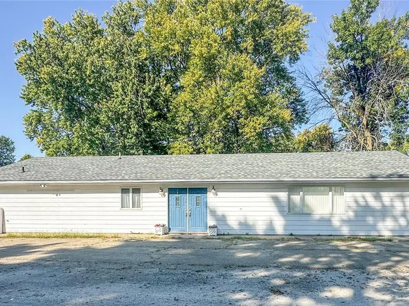 809 N 7th St, Pawnee, IL 62558