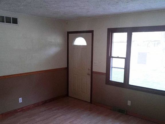 4th image of 4632 Cromwell Ln
