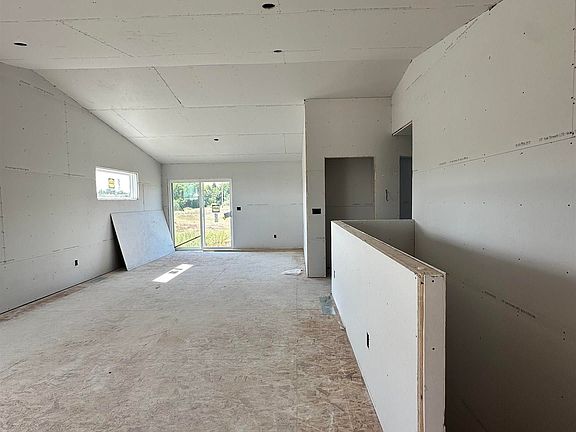 4th image of 855 Country Rd W