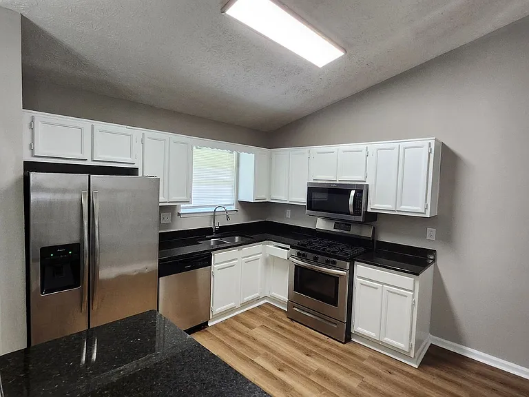 2305 Wilkins Cv — Photo 2