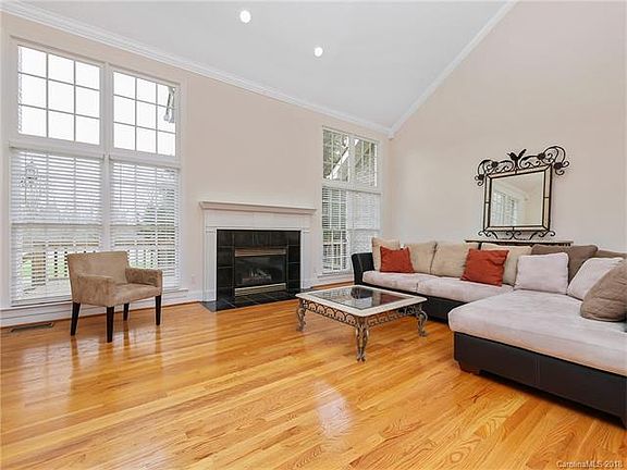 4th image of 2332 Woodridge Dr