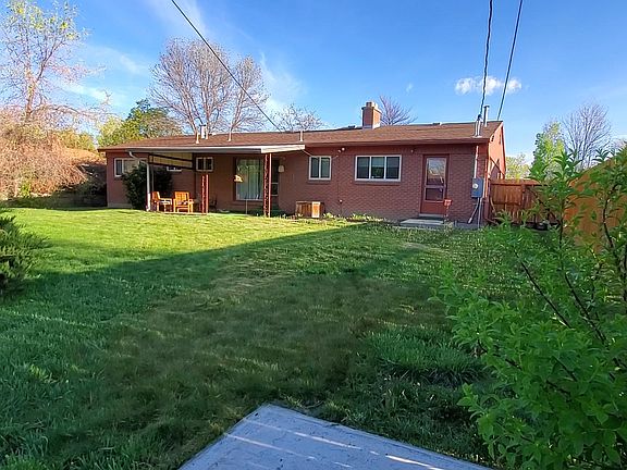 3rd image of 1814 E Moor Dale Ln