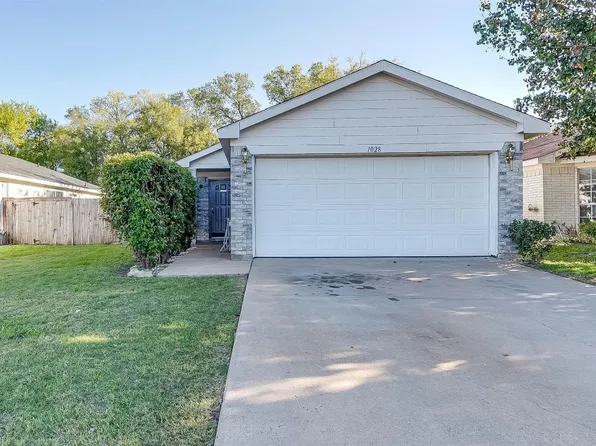 1028 Sandalwood Dr, Fort Worth, TX 76140