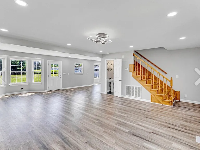 8624 Guthrie Ct — Photo 5